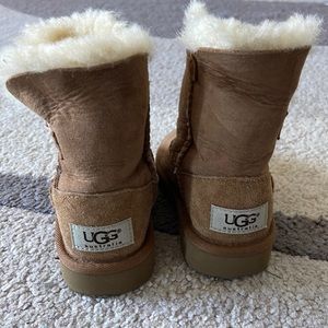 Kids ugg size 7